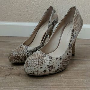 Inc tan brown snake skin color pumps 8